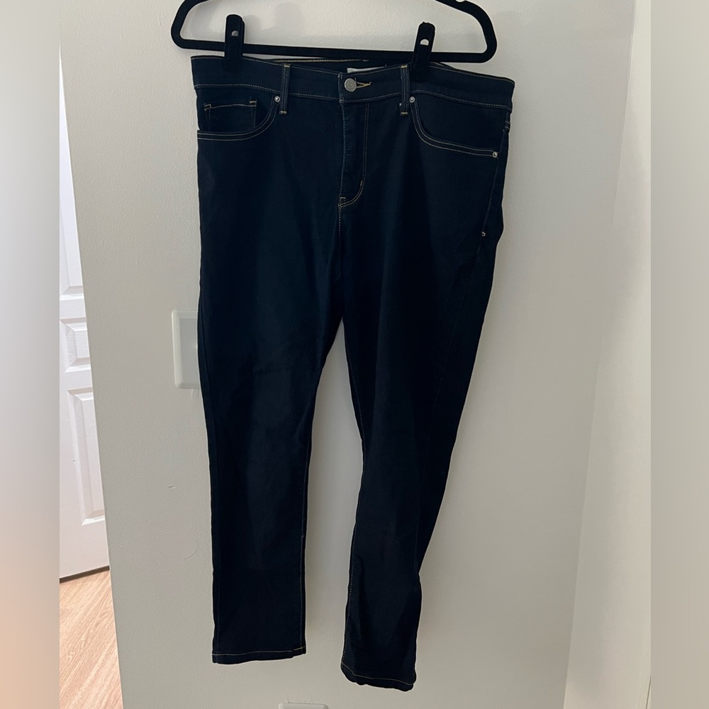 Levi’s 312 Shaping Skinny Jean